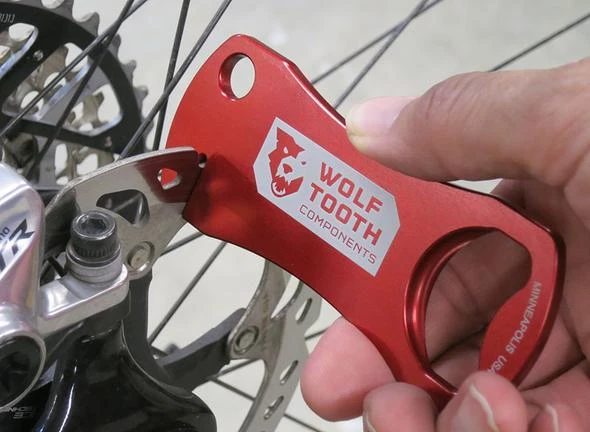 Wolf Tooth Bottle Opener With Rotor Truing Slot Red – Bild 2